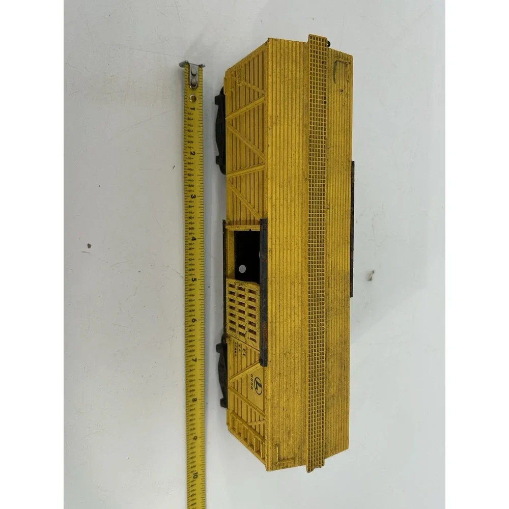 Lionel Lines 6656 LiveStock Car Yellow O Gauge, Postwar Working Sliding Doors